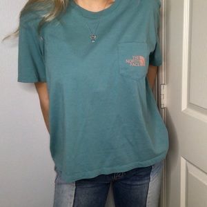Hey everyone! I’m selling a North Face t-shirt!